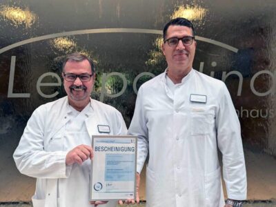 Foto: Indre Leikert Dr. med. Jochen Hüber, Oberarzt der Klinik für Orthopädie, Unfallchirurgie, Hand- und Wiederherstellungschirurgie und Dr. med. Matthias Blanke, Chefarzt der Klinik für Orthopädie, Unfallchirurgie, Hand- und Wiederherstellungschirurgie freuen sich über die Rezertifizierung als Traumazentrum.