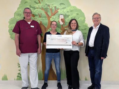 Foto: Indre Leikert Die Kinderklinik, vertreten durch Oberarzt Mathias Usener (links) und der Förderverein des Leopoldina-Krankenhauses, vertreten durch Emil Etzel, nahmen von Simona Kraus (links) und Silvia Lorenz (rechts) den Spendenscheck des Kinderkleiderbasars Oerlenbach entgegen.