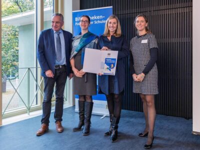 Bei der Verleihung des Gütesiegels in Würzburg (v. li.): Bundestagsabgeordneter Paul Lehrieder, THWS-Mitarbeiterin Selina Göttemann, Staatsministerin Anna Stolz und die Würzburger Bürgermeisterin Judith Roth-Jörg (Foto: Johannes Kiefer)