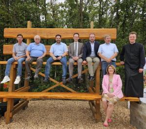 v. links nach rechts: Alexander Menninger, Peter Gemmer, Bgm. Johannes Grebner, Landrat Florian Töpper, Bgm. Stefan Rottmann, Jürgen Eisentraut (ALE Unterfranken), Pfarrer Dr. Eugen Daigeler, vorne: Martina Gießübel MdL, Toto: Hannah Balk, Gemeinde Üchtelhausen