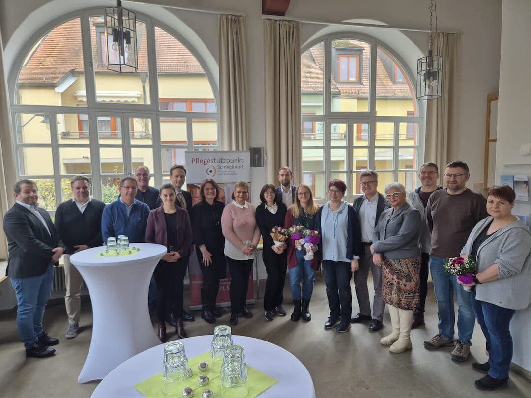 Von links: Jörg Jakob (SKD BKK), Manfred Wirth (SKD BKK), Ralf Lommel (AOK Schweinfurt), Steffen Beutert (Landkreis Schweinfurt), Zoe Beckmann (Landratsamt Schweinfurt), Landrat Florian Töpper (Landkreis Schweinfurt), Petra Licha-Hofmann (Leitung Pflegestützpunkt), Gabriele Hetz (MD Bayern), Esther Röhner (Pflegeberaterin – MD Bayern), Dr. Oliver-Timo Henßler (MD Bayern), Rebecca Lesch (Beraterin - Fachstelle für pflegende Angehörige – Diakonie Schweinfurt), Konstanze Jünemann-Dietz (Pflegeberaterin – AOK Schweinfurt), Jürgen Montag (Stadt Schweinfurt), Sorya Lippert (2. Bürgermeisterin Stadt Schweinfurt), Jürgen Mohr (Bezirk Unterfranken), Matthias Foitzik (Berater - Bezirk Unterfranken), Monika Albert (Beraterin – Bezirk Unterfranken) Foto: Matthias Kress, Stadt Schweinfurt