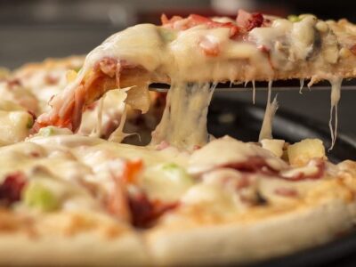 Pizza Salami. Sie ist die meist­verkaufte Tiefkühlpizza-Sorte in Deutsch­land – in unserem Test von 21 Tiefkühlpizzen über­zeugen gleich mehrere in puncto Geschmack.