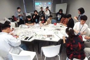 Beim Planspiel mit Studierenden der Partnerhochschule National Kaohsiung University of Science and Technology in Taiwan (Foto: THWS/ Niklas Dekkers)