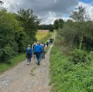 Poetische Wanderung mit Peter Fuchs durch Weinberge, Wälder und Fluren. Foto: Elisabeth Fuchs