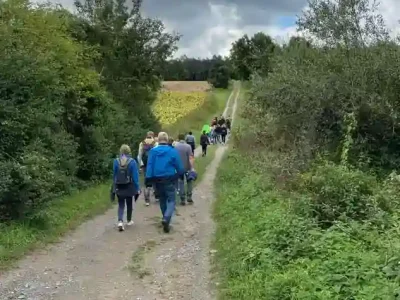 Poetische Wanderung mit Peter Fuchs durch Weinberge, Wälder und Fluren. Foto: Elisabeth Fuchs