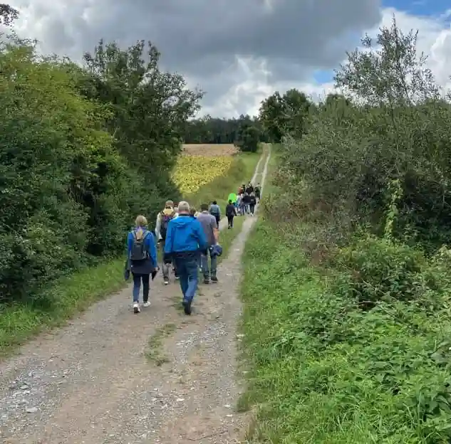 Poetische Wanderung mit Peter Fuchs durch Weinberge, Wälder und Fluren. Foto: Elisabeth Fuchs