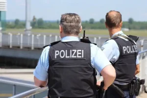 Polizei-Maenner