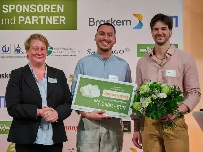 Überreichung des Sonderpreises durch Prof. Dr. Anja Faße, Prorektorin des TUM Campus Straubing (li.), an das Team Looppack (v. li.): Patrick Grimmeisen und Tomás Federico Kochendörfer (Foto: German Popp)