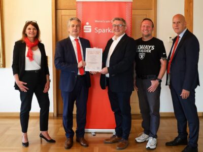 Das Foto (© Kerstin Deschner, Gemeinde Sand am Main) zeigt von links nach rechts: Stiftungsberaterin Manuela Ledermann, Vorstandsvorsitzenden Peter Schleich, Bürgermeister Dr. Jörg Kümmel, Geschäftsführer Matthias Zink und Stiftungsberater Erich Kuhn