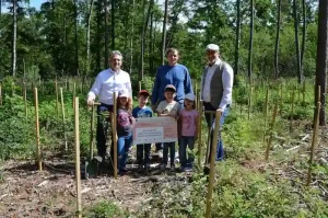 Das Foto (© Birgit Kraus, Sparkasse) zeigt von links nach rechts: Vorstandsvorsitzenden Peter Schleich, Bauhofleiter Alexander Kerzinger und 1. Bürgermeister Klaus Schenk mit den Kindern aus dem Kindergarten St. Michael Traustadt