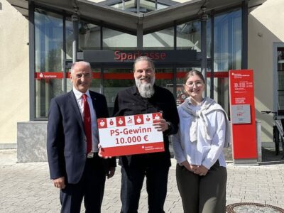 Das Foto (© Jasmin Koudele, Sparkasse) zeigt von links nach rechts: Vorstandsmitglied Roberto Nernosi, Gewinner Marcus Jonas und Kundenberaterin Vanessa Demalijaj