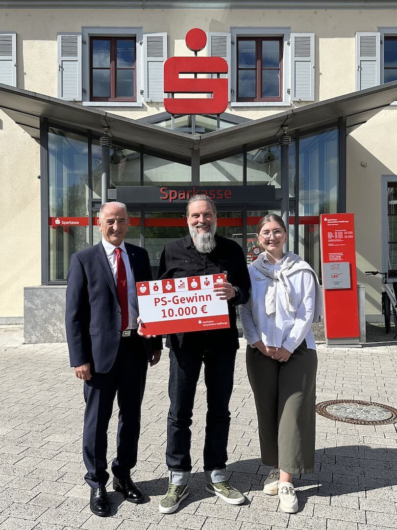 Das Foto (© Jasmin Koudele, Sparkasse) zeigt von links nach rechts: Vorstandsmitglied Roberto Nernosi, Gewinner Marcus Jonas und Kundenberaterin Vanessa Demalijaj
