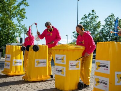 Die Trommler-Crew der Initiative „Mülltrennung wirkt“ wird lautstark auf das Thema Mülltrennung auf dem Marktplatz aufmerksam machen. Foto: Maximilian Vincent