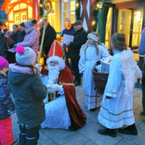 Der Nikolaus in himmlischer Begleitung verteilt an jedes Kind ein Säckchen voller kleiner Gaben. Fotos: Franziska Toleikis-Busching
