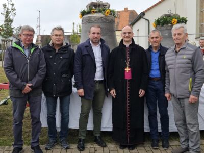 Das Foto zeigt von links den bisherigen Stiftungsvorstand Dieter Stühler, Stiftungsvorstand Burkard Schmitt, Bürgermeister Stefan Rottmann, Bischof Dr. Franz Jung, Stiftungsvorstand Rainer Räth und der ehemalige Stiftungsvorstand Roland Schmitt. (Foto Anna Marschall)