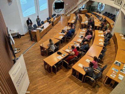 Begrüßung im Landratsamt durch Landrat Florian Töpper beim gemeinsamen Runden Tisch von Seniorenbeauftragten und Beauftragten für die Belange von Menschen mit Behinderung. Foto: Andreas Lösch/Landratsamt Schweinfurt