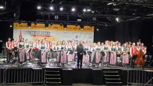 Nach diesem tollen Feedback konnte den Volkachern das Unwetter am Samstagabend und die Konzertabsage der Big Band der Bundeswehr die Stimmung nicht vermiesen. Sie ließen das einmalige Wochenende gemeinsam ausklingen und freuen sich schon, wenn es in 6 Jahren wieder heißt: „Road to Deutsches Musikfest“! Foto: Michael Berens