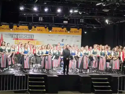Nach diesem tollen Feedback konnte den Volkachern das Unwetter am Samstagabend und die Konzertabsage der Big Band der Bundeswehr die Stimmung nicht vermiesen. Sie ließen das einmalige Wochenende gemeinsam ausklingen und freuen sich schon, wenn es in 6 Jahren wieder heißt: „Road to Deutsches Musikfest“! Foto: Michael Berens
