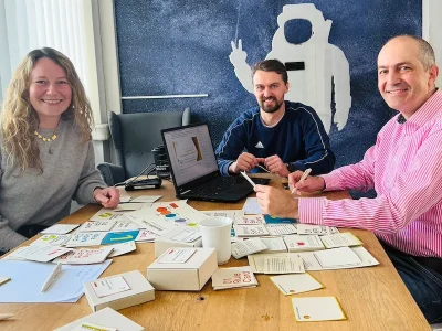 Sie wollen das Planspiel weiterentwickeln (von links): Katharina Pfeuffer, Niklas Dekkers und Prof. Dr. Harald Bolsinger (Foto: THWS/Katharina Pfeuffer)