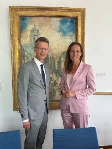 Im Bild die beiden Gastgeber der Sitzung der Arbeitsgemeinschaft Fränkischer Oberbürgermeister in Schweinfurt: Oberbürgermeister der Stadt Schweinfurt, Sebastian Remelé und Eva Döhla, Oberbürgermeisterin von Hof und Vorsitzende der Arbeitsgemeinschaft. Foto: Stadt Schweinfurt, Kristina Dietz