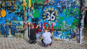 Die jungen Teilnehmerinnen und Teilnehmer am Sommerfest der Pflegefamilien konnten sich in verschiedenen Workshops der DDC ausprobieren, unter anderem im Graffiti-Kurs. Foto: Lara Räth