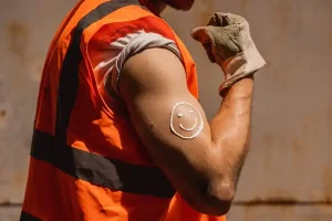 Sonnenschutz ist sexy. Und die „Sonnenmilch-Gebrauchsanweisung“ für alle, die unter freiem Himmel arbeiten, ist einfach: Eincremen, eincremen, eincremen – alle 2 Stunden, rät die IG BAU Mainfranken. Foto: IG BAU, Nils Hillebrand