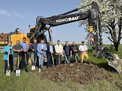 Mit dem symbolischen Spatenstich startet der erste Bauabschnitt des neuen Baugebiets „An der Michaeliskapelle“ in Obervolkach. Unser Foto zeigt v. l.: Gerlinde Martin (3. Bürgermeisterin von Volkach), Henry Neubauer (Fa. Newo Bau), Martin Barthelme (Fa. Tiefbau Müller), André Brezina (Bauverwaltung VG Volkach), Heiko Bäuerlein (1. Bürgermeister von Volkach), Hubert Büchner (IB Hoßfeld & Fischer), Dominik Schmitt (IB Hoßfeld & Fischer), Andreas Fischer (IB Hoßfeld & Fischer), Mathias Kleinert (BayernGrund) und Johannes Kremer (Fa. NewoBau). Foto: Katja Eden