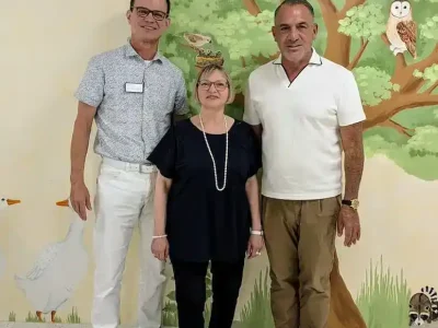 Im Bild: Dr. Johannes Herrmann (Chefarzt der Kinderklinik) mit Sabine Dorn und Raimund Weiß. Foto: Christian Kirchner