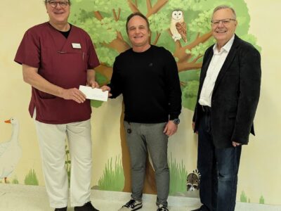 Der leitende Oberarzt Mathias Usener (links) und Emil Etzel (2. Vorsitzender Förderverein Leopoldina-Krankenhaus) freuen sich über die großzügige Spende, die Jürgen Venzl (Mitte) überreichte. Foto: Indre Leikert