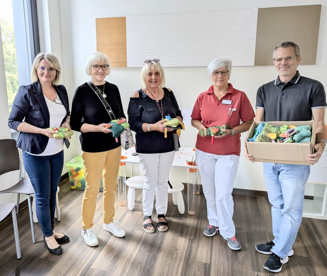 Im Bild v.l.n.r: Olga Vogt (kaufmännische Leitung MVZ Leopoldina), Margarete Schmitt und Brigitte Paulick, Olga Helwich (pflegerische Leitung Onkologie), Dr. med. Hans Reinel (ärztliche Leitung MVZ-Onkologie) Foto: Christian Kirchner