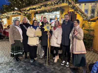 Spendenübergabe durch v.l.n.r. Marietta Eder, Markus Hümpfer, MdB und Holger Schmitt an Viktoriia Syrgi vom Verein „BARWA“ auf dem Schweinfurter Weihnachtsmarkt. Fotograf: Christiane Wehner