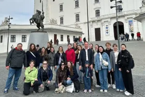Die THWS-Studierenden in St. Pölten gemeinsam mit René Anderl, Lehrassistent an der THWS und Mitinitiator der International Radio Days (Foto: THWS/René Anderl)