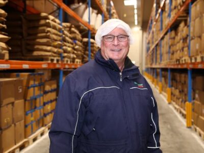 Thomas Zehnder in „seiner“ Halle 12, der neuesten Lagerhalle von Kräuter Mix in Wiesentheid.