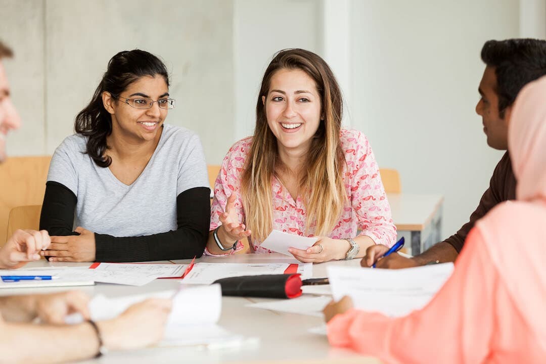 Um ausländische Studierende besser in die Region zu integrieren, setzt das Projekt „FIT4Germany“ auch auf den Peer-to-Peer-Ansatz: Studierende beraten Studierende bei allen Fragen rund ums Studium (Foto: Stefan Bausewein)