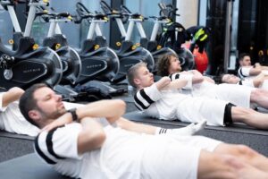Die Spieler und Betreuer des TSC Zeuzleben beim ersten Training am Vormittag mit Pascal Pellowski und Oliver Minow auf dem DFB-Campus. (Foto: Vera Loitzsch/Getty Images für DFB)