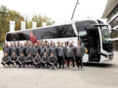 Die Mannschaft des TSC Zeuzleben posiert für ein Mannschaftsfoto kurz vor der Abfahrt im deutschen Mannschaftsbus. (Foto von Vera Loitzsch/Getty Images für DFB)