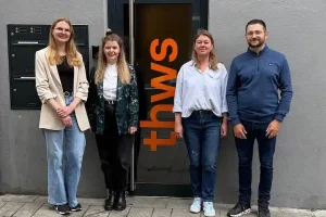Das Team des Hochschulservice Nachhaltigkeit vor den neuen Büroräumen in der Würzburger Eichhornstraße (v. li.:) Klimaschutzmanagerin Katharina Falkenstein, Nachhaltigkeitsmanagerin Neele Teich, Leiterin HSNL Astridt Raaber sowie die wissenschaftliche Hilfskraft Elias Hansbauer (Foto: THWS/Elias Hansbauer)
