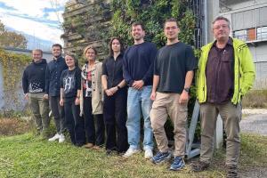 Das Projektteam der THWS bei einem Besuch im CAE (v. li.): Noah Hagemann, Robert Miosga, Leslie Ullerich (CAE), Michaela Reim (CAE), Lea Mohr, Daniel Drobizow, Titus Schulze Zumhülsen, Stephan Weismann (CAE) (Foto: Jochen Manara)