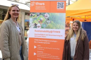 THWS-Klimaschutzmanagerin Katharina Falkenstein (li.) und THWS-Nachhaltigkeitsmanagerin Neele Teich, beide Hochschulservice Nachhaltigkeit und Liegenschaften, während des Zukunftsfestes in der Würzburger Innenstadt (Foto: THWS/Patrick Daratha)