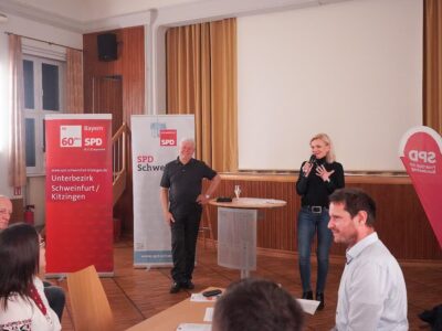 Moderatorin Marietta Eder und Autor Peter Arndt