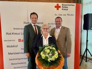 Mit einem Blumengruß bedankte sich der neue Vorsitzende Holger Merz aus Sennfeld und der erste stellv. Vorsitzender Landrat Florian Töpper bei der scheidenden Vorsitzenden Altbürgermeisterin Helga Fleischer aus Gochsheim für ihre sehr erfolgreiche Arbeit in der vergangenen vierjährigen Wahlperiode.