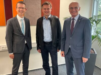 Foto: Jürgen Winter Oberbürgermeister Sebastian Remelé (links) und Landrat Wilhelm Schneider danken dem scheidenden Schulleiter Dirk Niedoba auf der Verbandsversammlung des Zweckverbandes Berufsfachschulen Pflege für dessen außerordentlichen Einsatz.