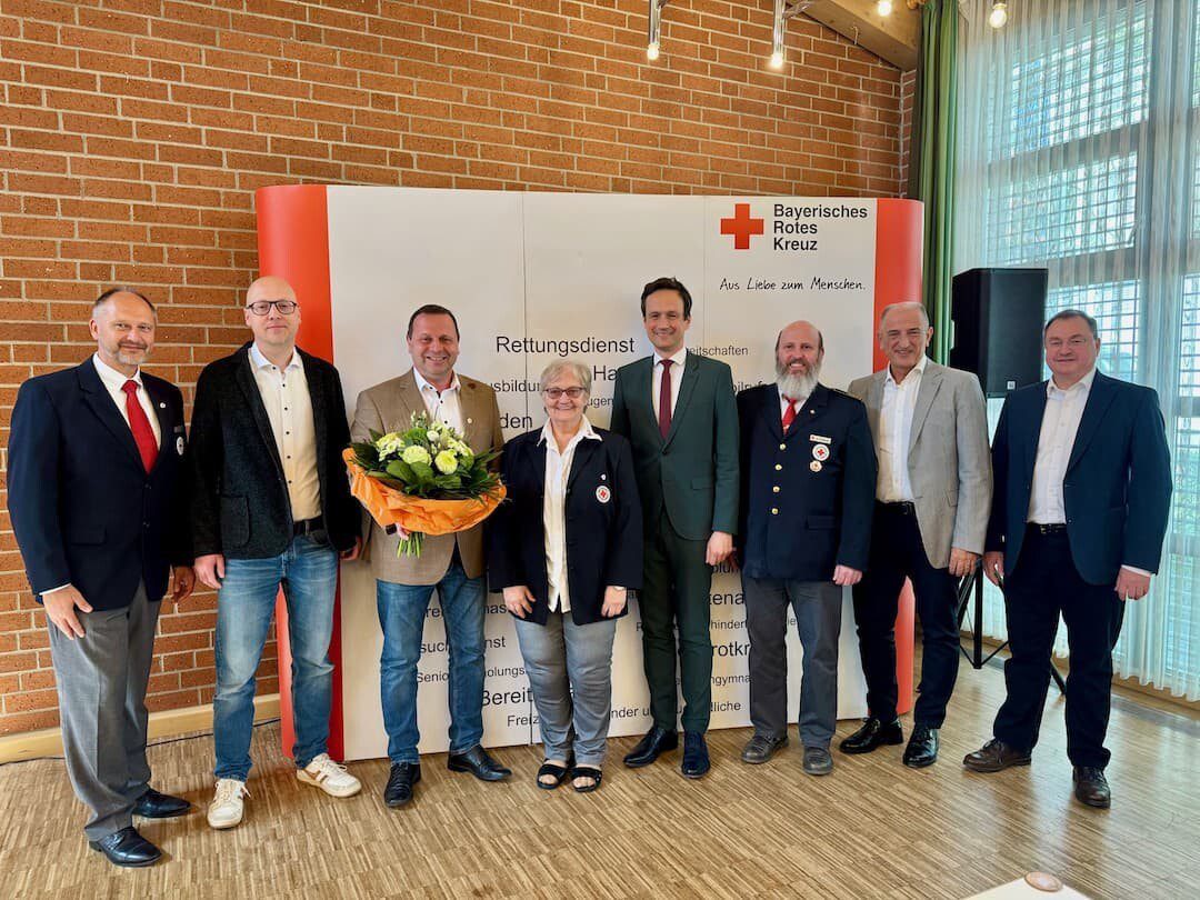 Die neugewählten Mitglieder des BRK-Vorstandes v.l.n.r.: Kreisgeschäftsführer Thomas Lindörfer, Justiziar Stefan Große, Vorsitzender Holger Merz, scheidende Vorsitzende Helga Fleischer, erster stellv. Vorsitzender LR Florian Töpper, stellv. Chefarzt Tim Weisensee, Schatzmeister Roberto Nernosi, stellv. Schatzmeister Fritz Ritzmann. Auf dem Bild fehlt der neugewählte zweite stellv. Vorsitzende Florian Dippert, der Chefarzt Jürgen Weigand und Konventionsbeauftragter Martin Bätz. Die geborenen Vorstandsmitglieder aus den Rotkreuzgemeinschaften sind ebenfalls nicht auf dem Foto.