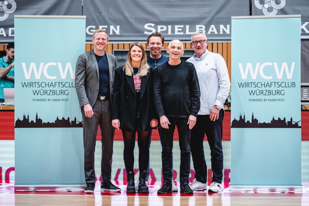 Im Bild von links nach rechts: Baskets-Geschäftsführer Steffen Liebler, Hannah Ugrai (Marketing & Sales FIT/One Würzburg Baskets), die beiden Baskets-Gesellschafter Jochen Bähr und Wolfgang Heyer und WCW-Koordinator David Brandstätter. Fotocredit: studiozudem.de/Viktor Meshko