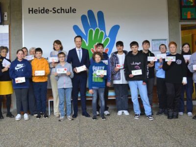 Die Weihnachtskartenaktion des Landratsamts Schweinfurt wurde 2024 unterstützt durch die Heide-Schule Schwebheim. Landrat Töpper bedankte sich vor Ort bei den Schülerinnen und Schülern sowie bei Schulleiterin Christine Rennert (hintere Reihe 4. von links) und ihrem Team. Foto: Melina Bosbach/Landratsamt Schweinfurt