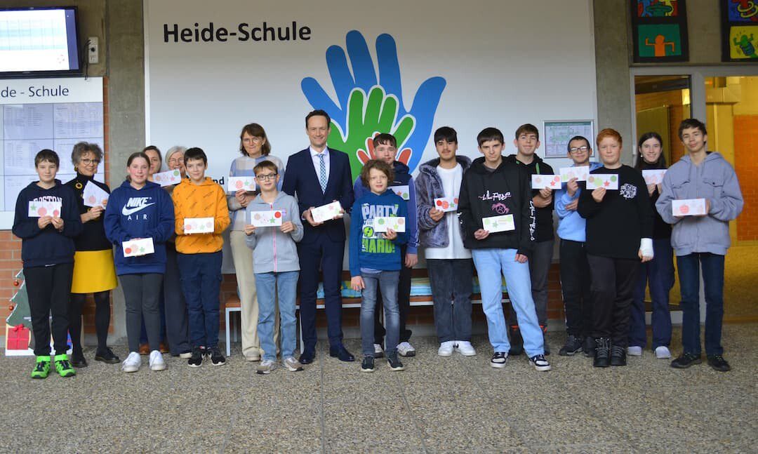 Die Weihnachtskartenaktion des Landratsamts Schweinfurt wurde 2024 unterstützt durch die Heide-Schule Schwebheim. Landrat Töpper bedankte sich vor Ort bei den Schülerinnen und Schülern sowie bei Schulleiterin Christine Rennert (hintere Reihe 4. von links) und ihrem Team. Foto: Melina Bosbach/Landratsamt Schweinfurt