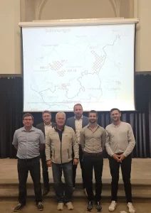 Das Foto zeigt von links Bauamtsleiter Sebastian Heurich, Geschäftsleiter Gerald Schmidt, 3. Bürgermeister Bernd Götzendörfer, Bürgermeister Stefan Rottmann, Raphael Wedel und Dr. Benjamin Gesslein (beide ÜZ Mainfranken). Foto Nina Nolke