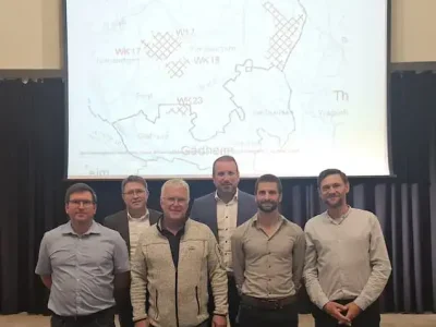 Das Foto zeigt von links Bauamtsleiter Sebastian Heurich, Geschäftsleiter Gerald Schmidt, 3. Bürgermeister Bernd Götzendörfer, Bürgermeister Stefan Rottmann, Raphael Wedel und Dr. Benjamin Gesslein (beide ÜZ Mainfranken). Foto Nina Nolke