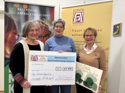 Unser Foto entstand bei der Scheckübergabe an die Krebsberatungsstelle und zeigt v.l.: Doris Göb (Leiterin Krebsberatungsstelle), Franziska Bickel (Vorsitzende des Vereins der Freunde Zonta) und Christiane Walter (Projektleiterin Adventskalender). Foto: Claudia Lindner