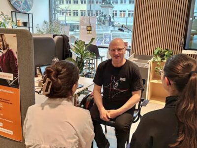 Prof. Dr. Oliver Bletz-Siebert, Studiengangleiter für Angewandte Mathematik, berät Interessentinnen in der Schweinfurter StudyFAB (Foto: THWS/Eva Kaupp)